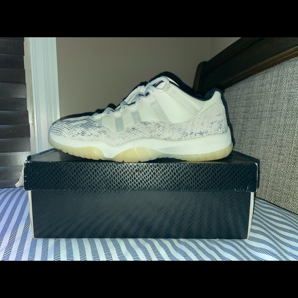 jordan 11 low snake light bone